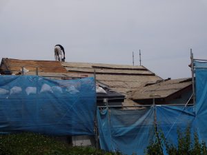 屋根瓦の解体工事中