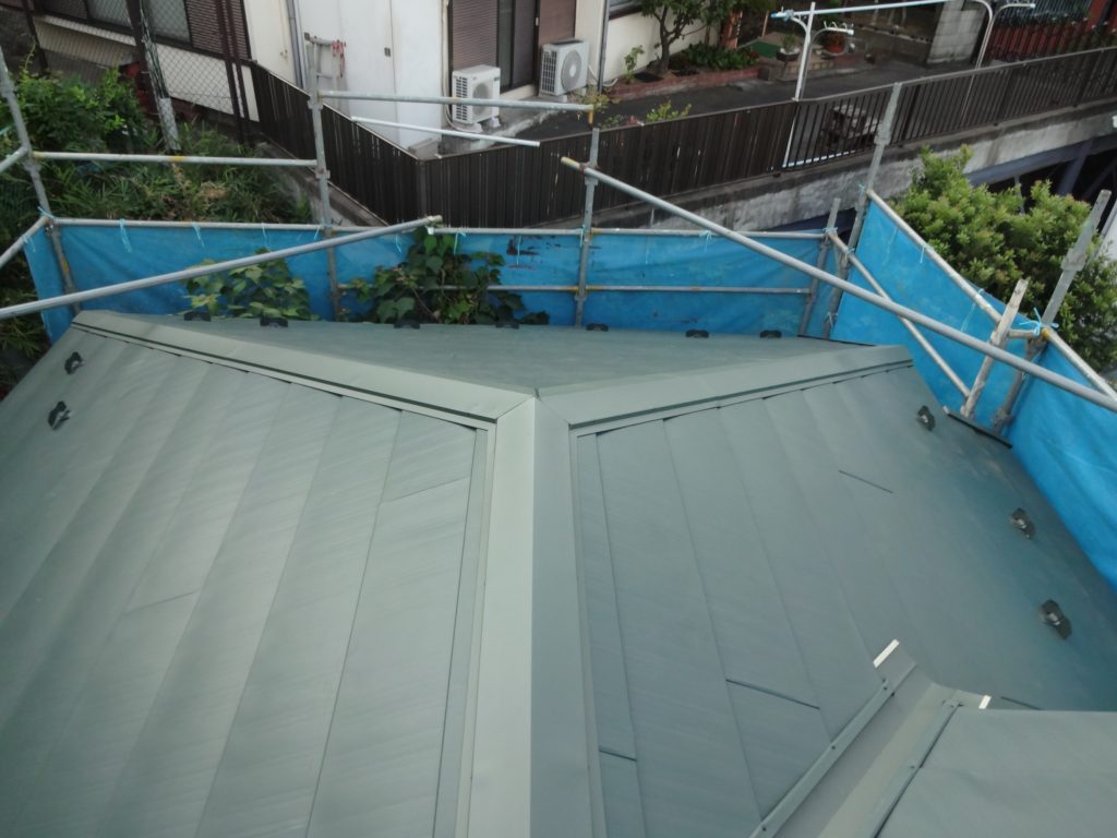 横浜市中区で屋根カバー工事を行いました