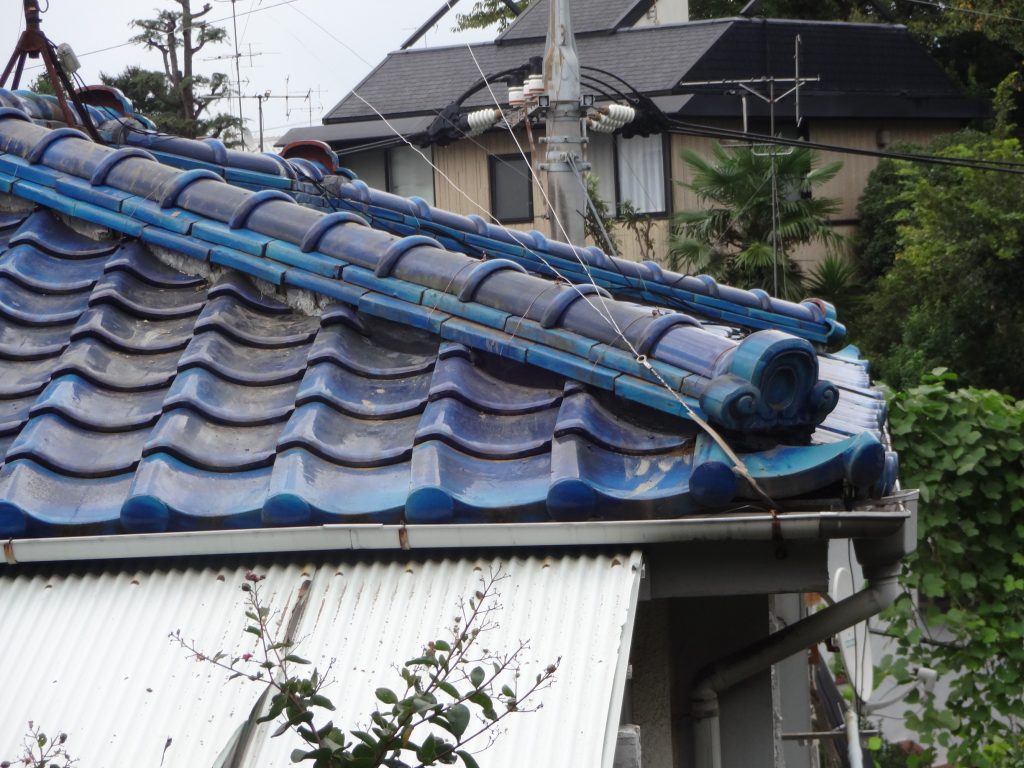 横浜市南区にて棟瓦の積み直しを行いました