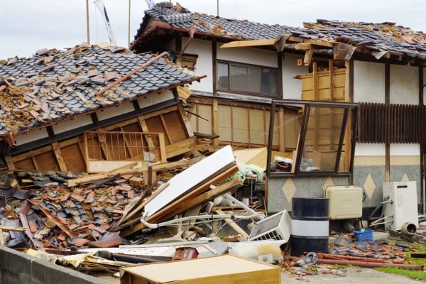 倒壊した瓦屋根