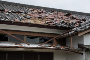 台風被害を受けた瓦屋根