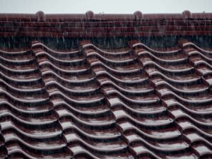 雨が降っている屋根