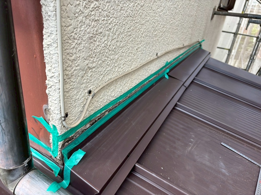 下屋根コーキング施工