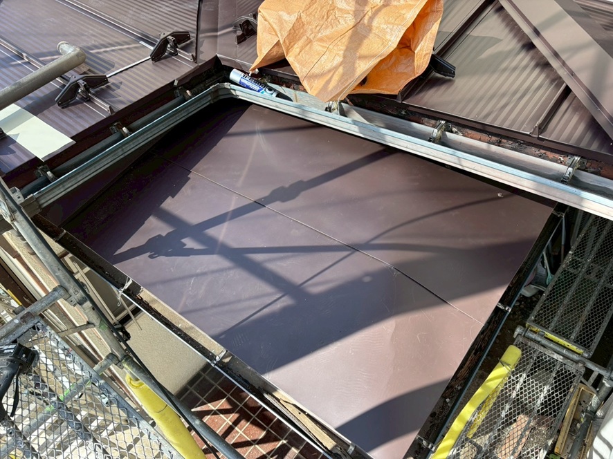 玄関庇板金取付け