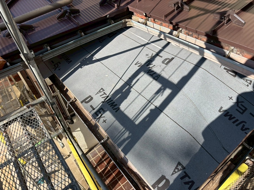 玄関庇防水紙張り