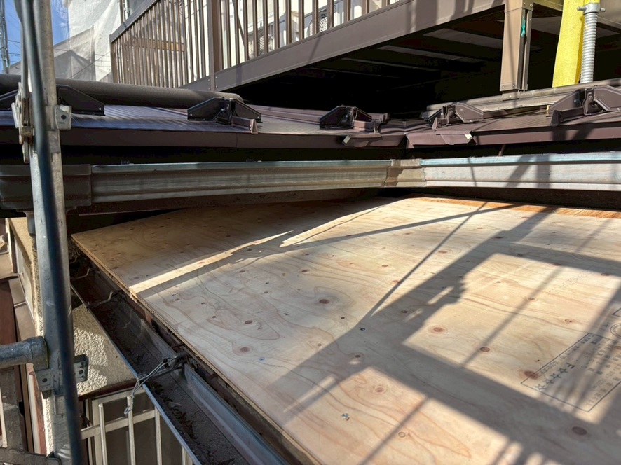 玄関庇ベニヤ張り