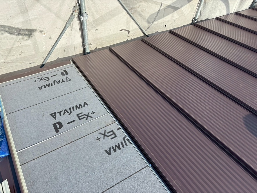 新規屋根材張り