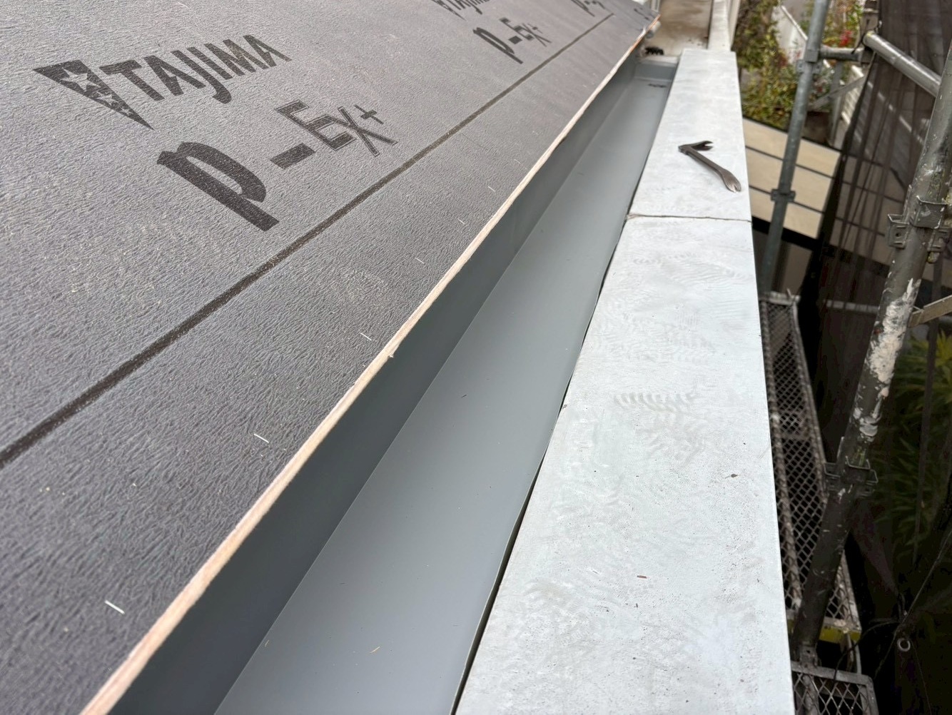 笠木板金施工中
